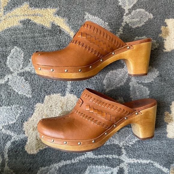 UGG Leather Clogs Size 7 - Picture 8 of 9